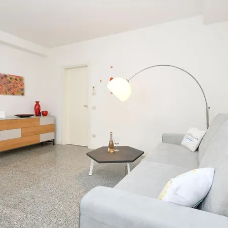 Apartment Mgh - *